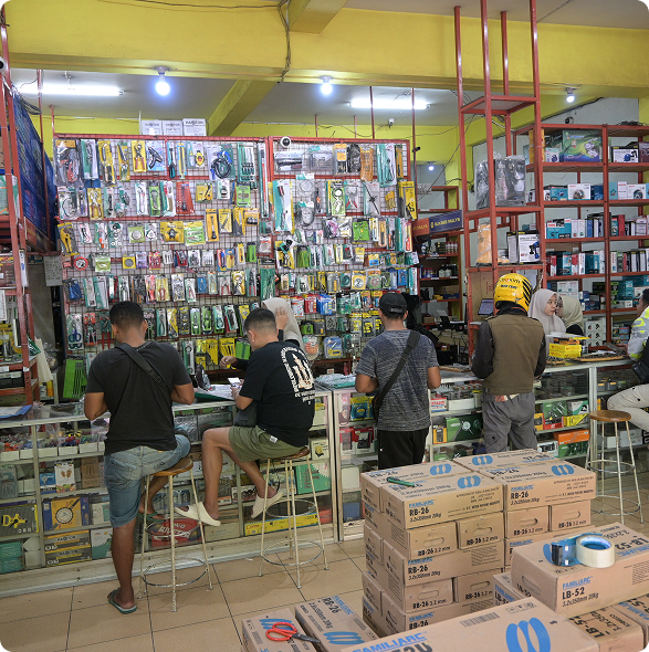 Pelanggan memilih produk di toko perkakas